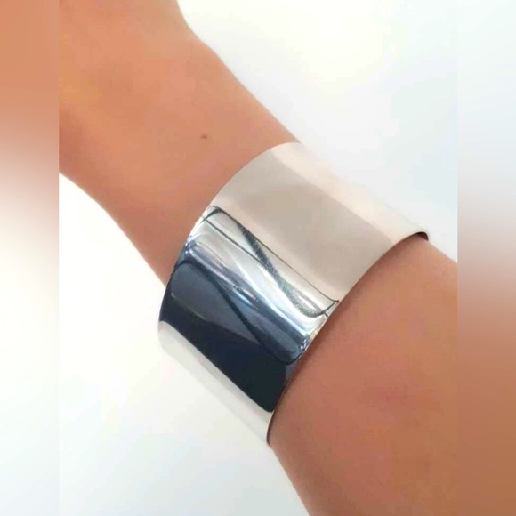 ❀ 2/$20 Ladies Minimalist Silver Cuff Bracelet - Picture 4 of 5